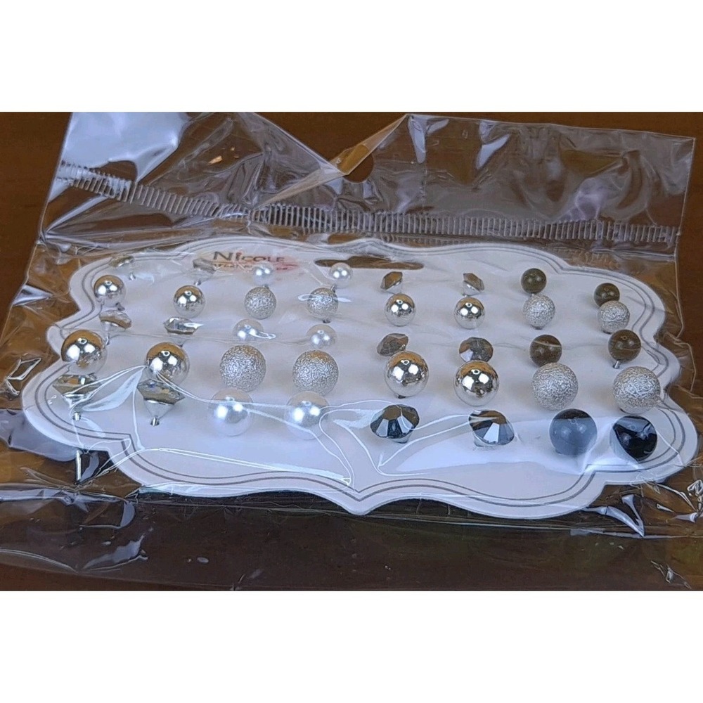 Nicole Purest Essence 20 Pairs Graduated Size Stud Fashion Earrings Silver Black - Picture 8 of 8